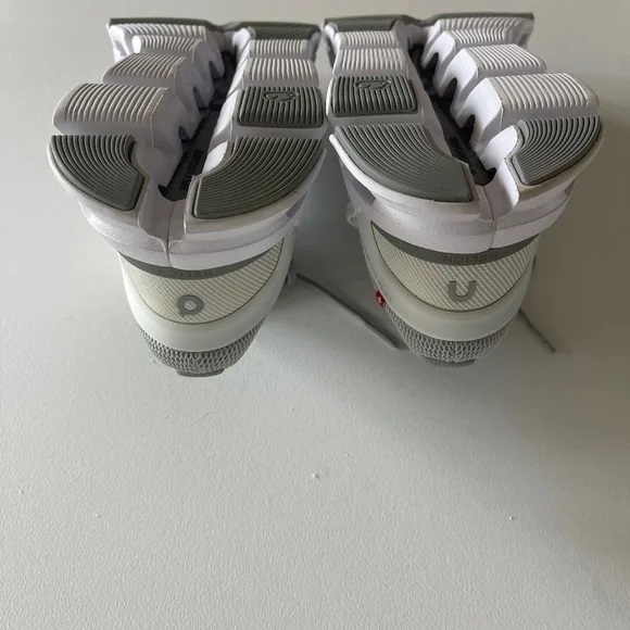 On WOMEN'S CLOUDSWIFT White Running Glacier/White - Picture 5 of 8